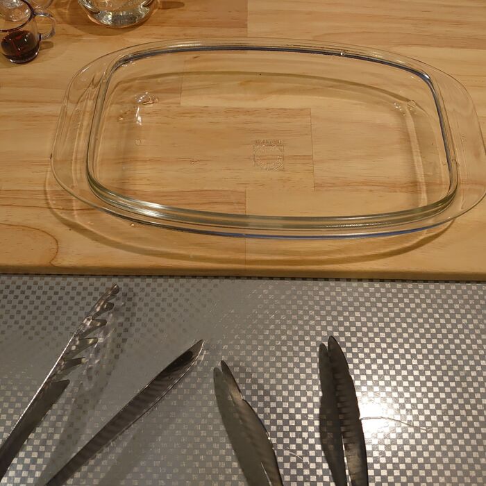 耐熱容器とトングを用意