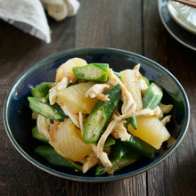 ポリポリ食感が楽しい♪子どもも喜ぶ数の子と蒸し鶏のオクラ梅和え