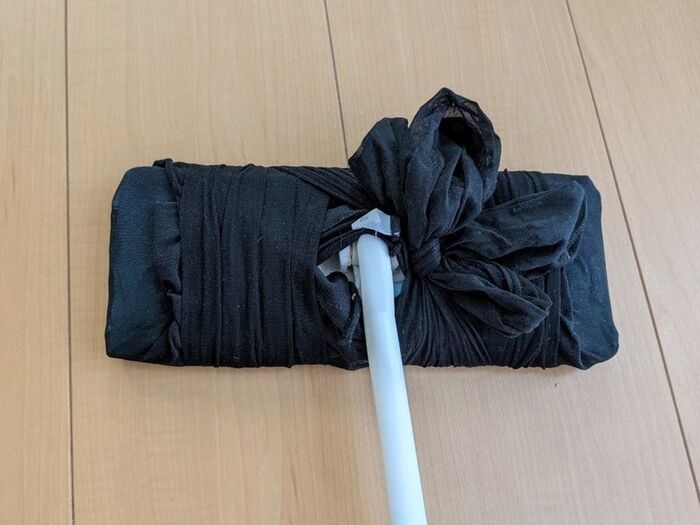 違う方向に巻いて縛ります。