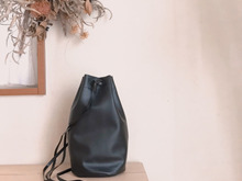 100均商品2つで作る100均に見えないフェイクレザー巾着バッグ♪