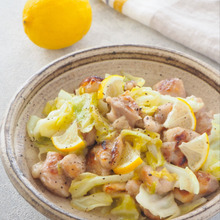 爽やか♪鶏もも肉とキャベツの旨塩レモン炒め