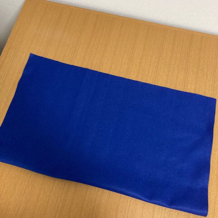 ①フェルトを縦長に広げて下から半分に折ります。