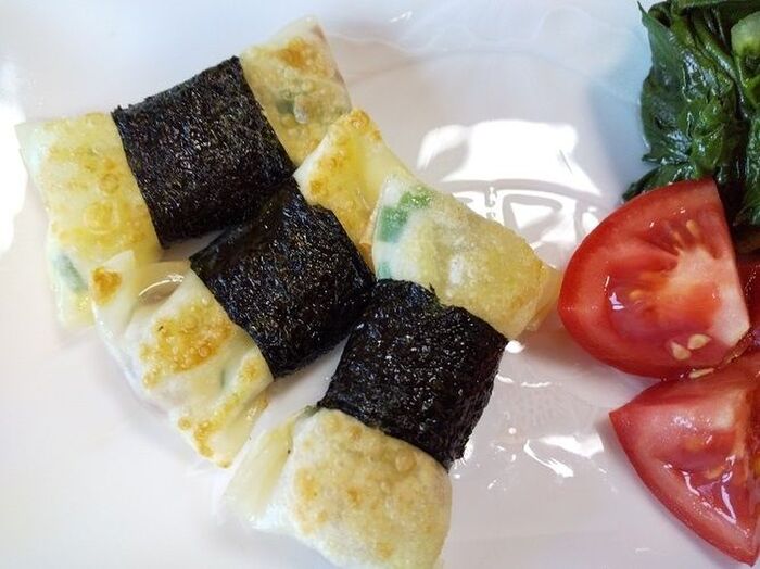 とろけるチーズと薬味で余った【餃子の皮】がおつまみに変身!