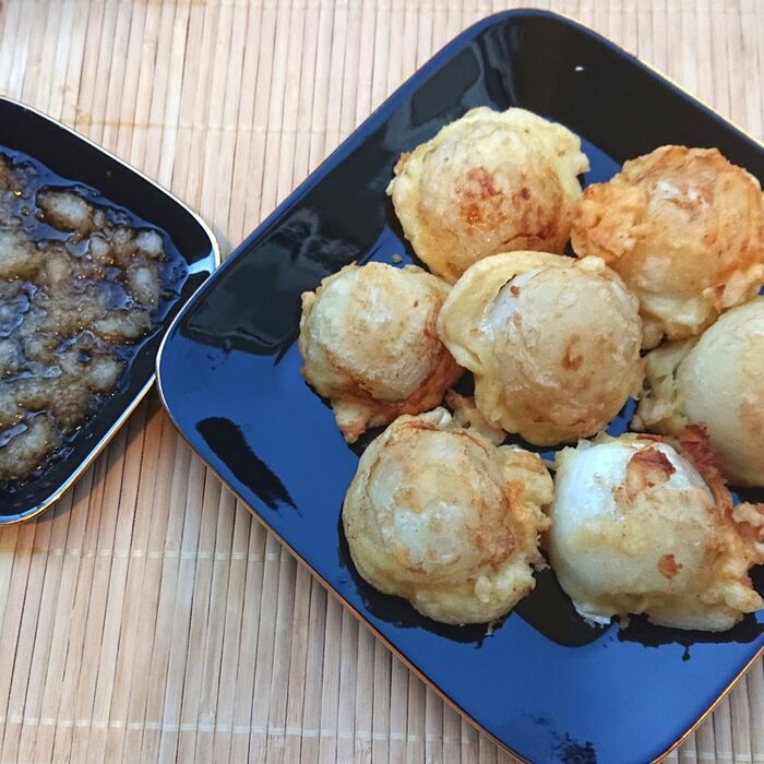 新玉ねぎのサクふわ天ぷらに大根おろしめんつゆ添え(ペコロス、小玉ねぎ)