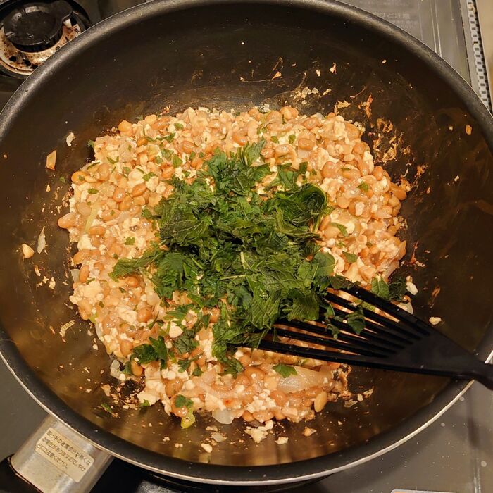 最後に、火をとめてから大葉をちぎり入れてザックリ混ぜて完成❢