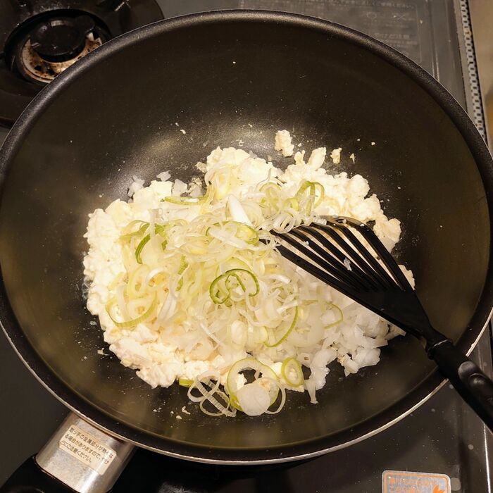 玉ねぎと長ネギを加えて、混ぜ合わせ