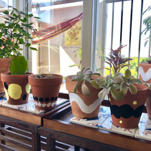 絵の具3色で簡単♪100円植木鉢リメイク