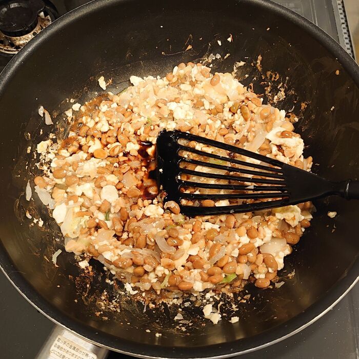 お醤油は、味をみながら調節します