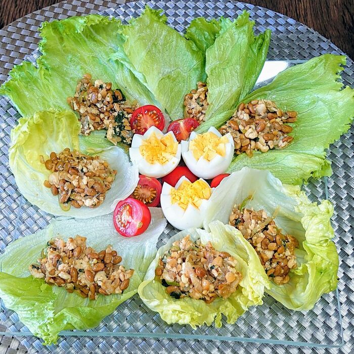 レタスを敷いたお皿に、盛り付けて