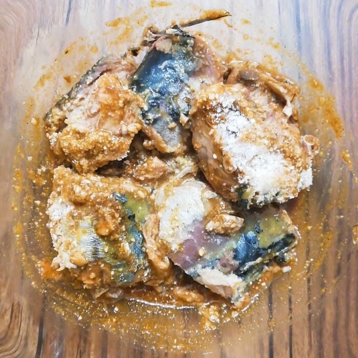 ②サバ水煮缶の煮汁を切って調味料と合わせる