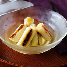 焼いて漬けるだけの簡単副菜・焼きネギの柚子胡椒出汁浸し。