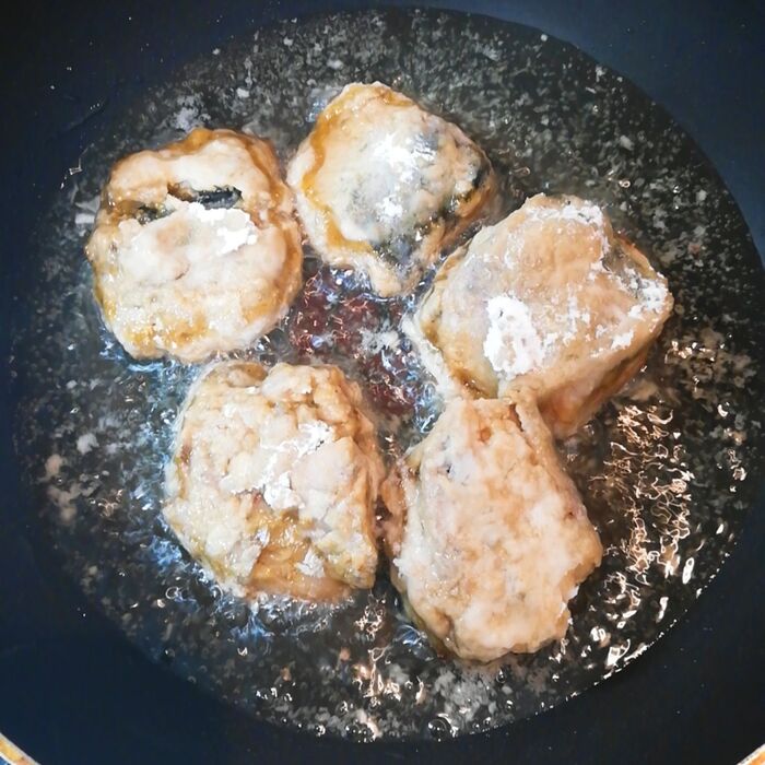 ③片栗粉をまぶして揚げ焼きにする