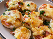 のせて焼くだけ簡単♡新玉ねぎのピザ風