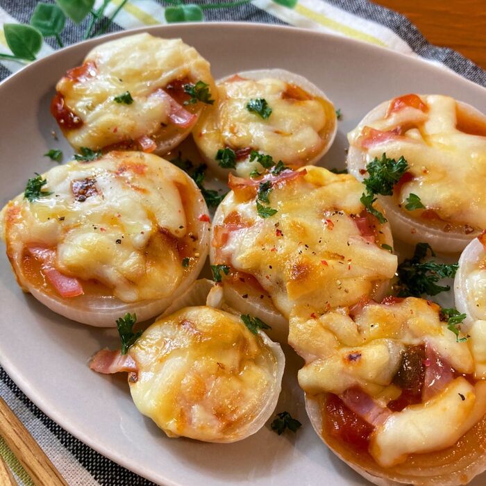 のせて焼くだけ簡単♡新玉ねぎのピザ風