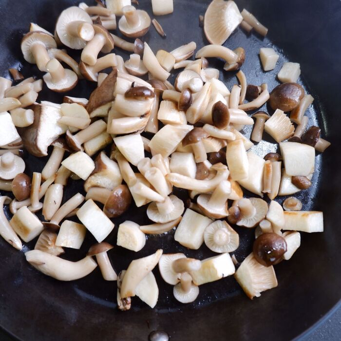 キノコを蒸し焼く