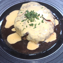 新玉ねぎたっぷりのチェダーチーズハンバーグ