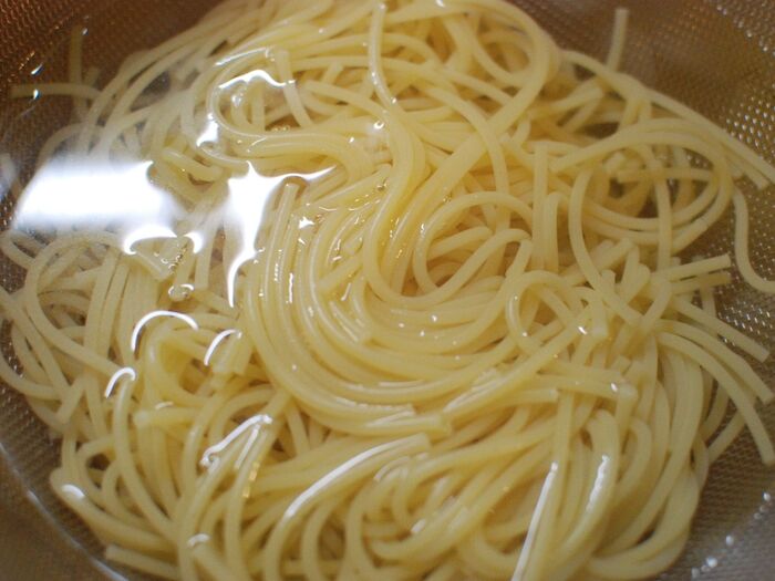 パスタを茹でて、氷水でよく冷やします