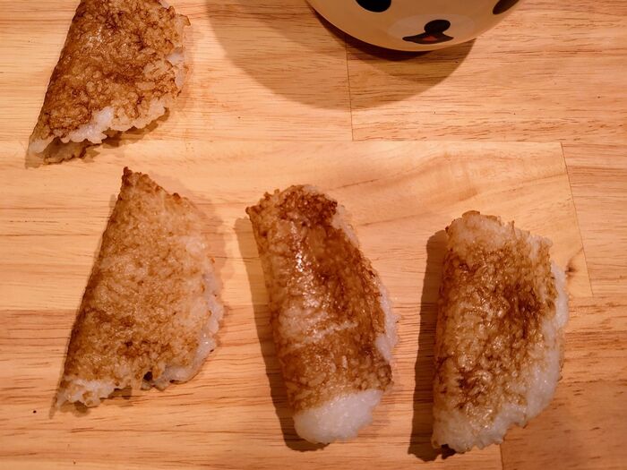 網から取ったら、固まる前に半分に折って形を作ります