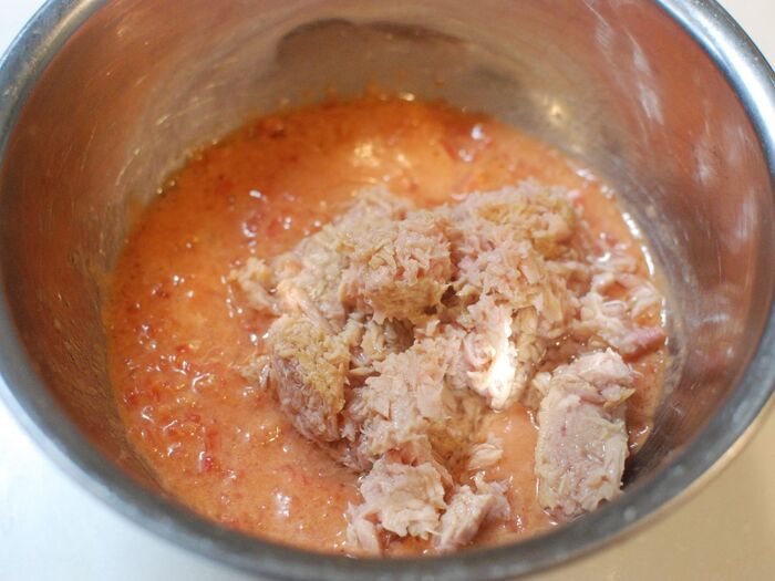 ペースト状にしたトマトにツナ缶を加えます
