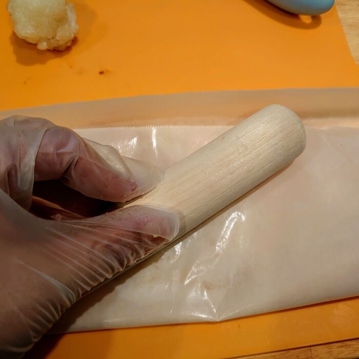 更に麺棒を使い (ラップの芯などでも)