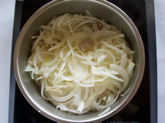 2 豚肉と玉ねぎを炒めます。