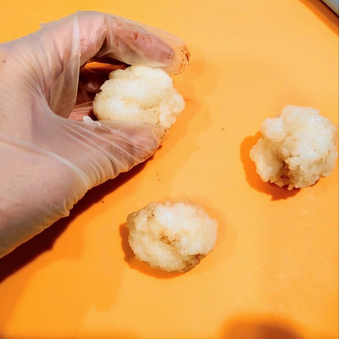 塩水、お醤油等を付けながらピンポン玉位の大きさに丸める