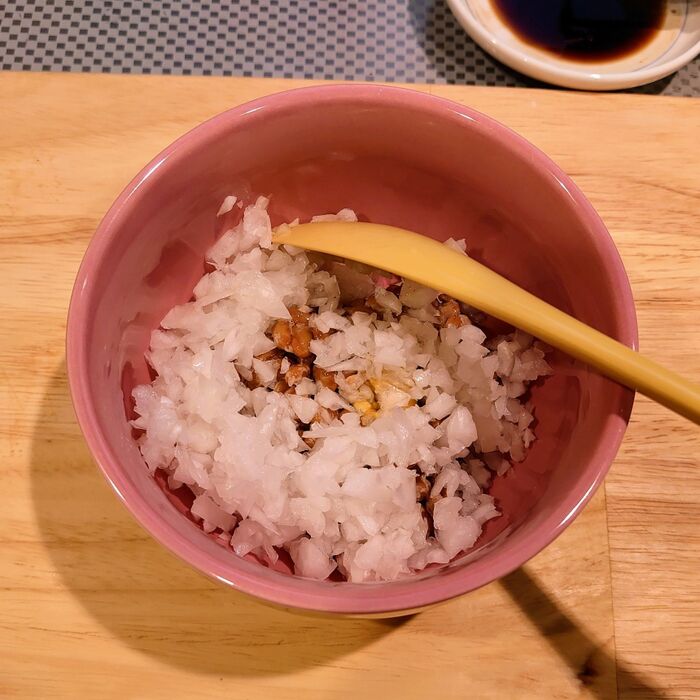 納豆には、お醤油と辛子、玉葱のみじん切りが入っています