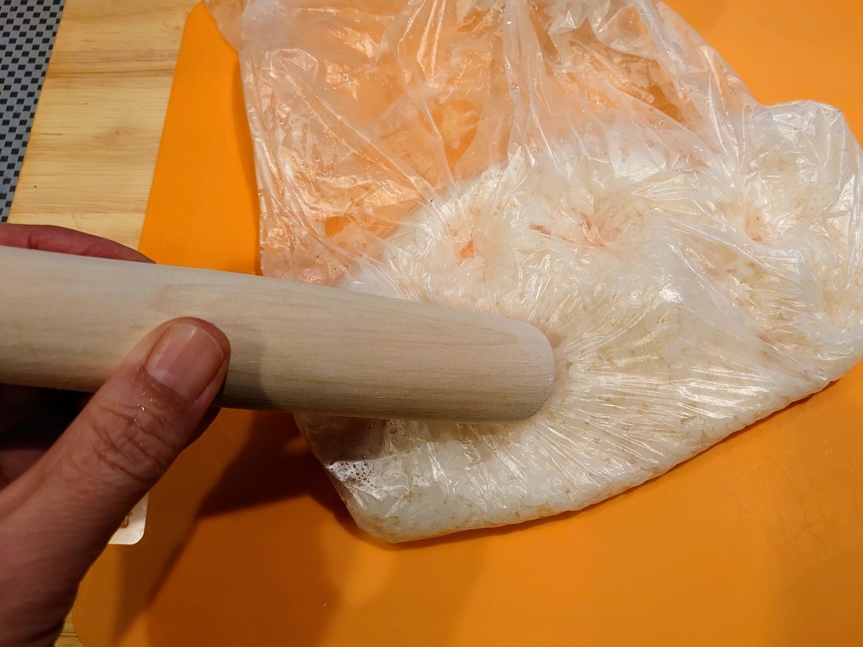 麺棒等で米粒をある程度、滑らかに潰す