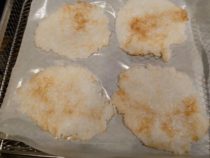 クッキングシートを敷いた、オーブンの網に乗せて