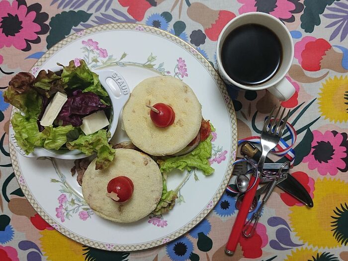イングリッシュマフィンで、バーガー気分の夕食!! ᗰØ₵Ⱨ𝕚 Ƥ₳₱𝔸の場合!!