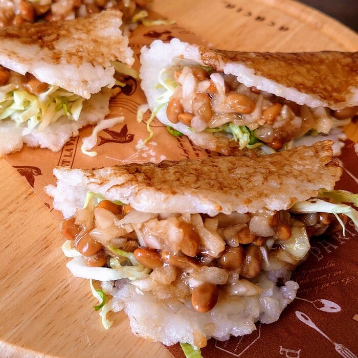 余った冷やご飯で簡単に! パリパリ☆【納豆タコス風】