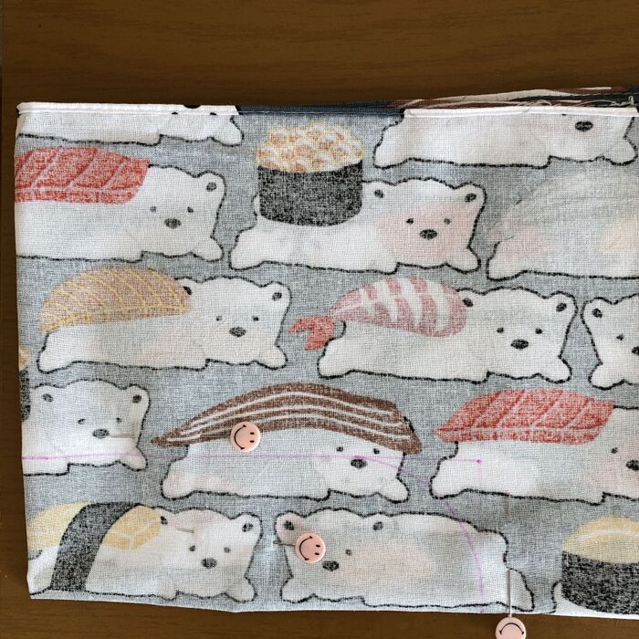 チャコペン、まち針を用意します