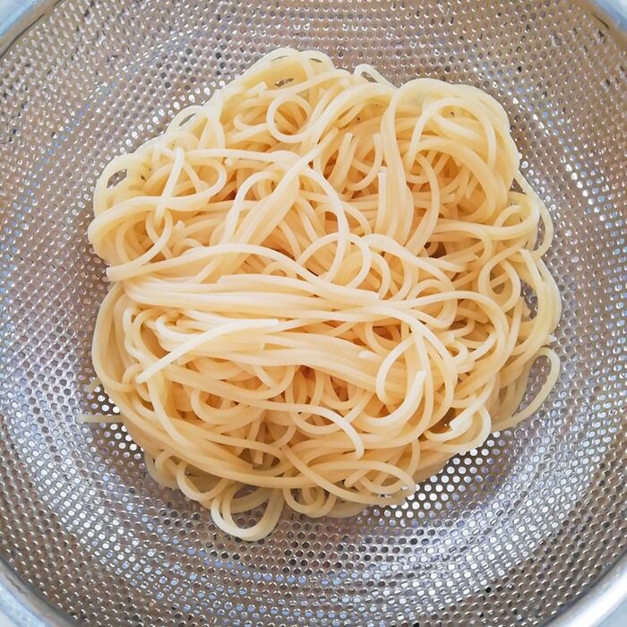 ②パスタを茹でて冷水でしめる