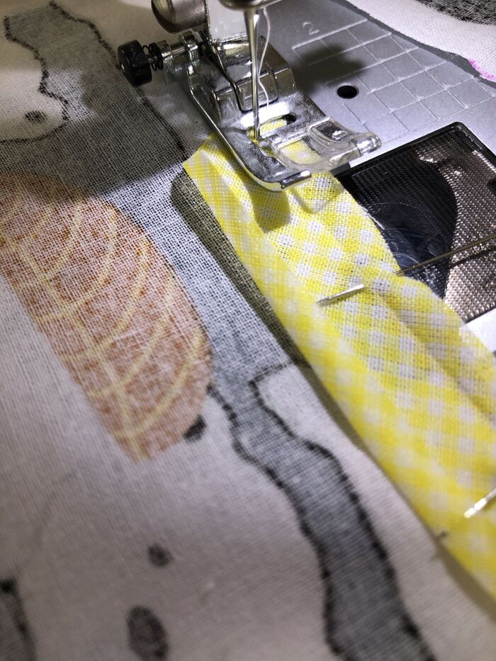 布の端とバイアステープの端を合わせます