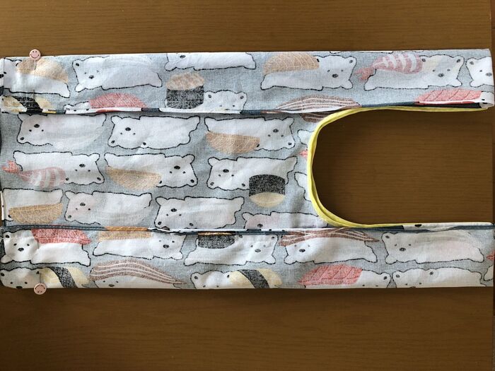 持ち手の部分を半分に折り、底になる部分を縫います