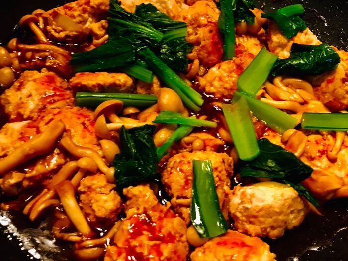 小松菜も美味しい!鶏ミンチで作った煮込みハンバーグ