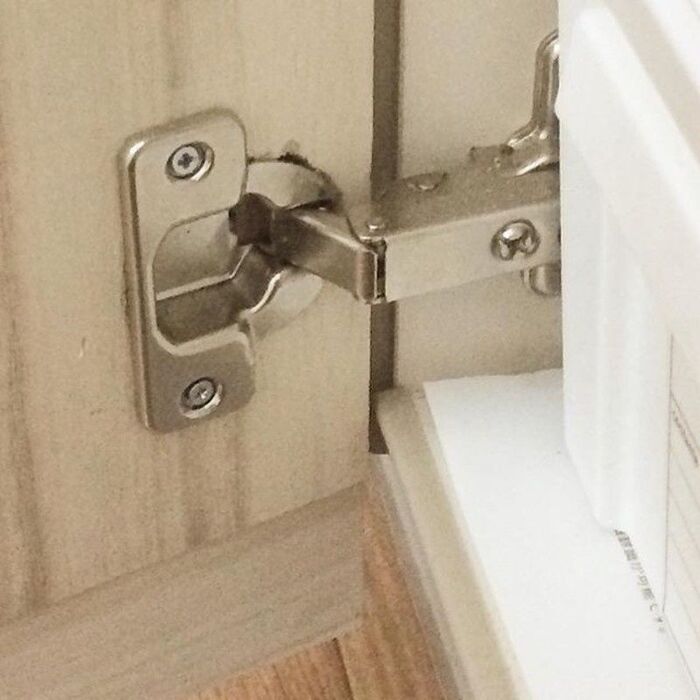 元のキャビネットについていたスライド蝶番を生かして取り付ける。