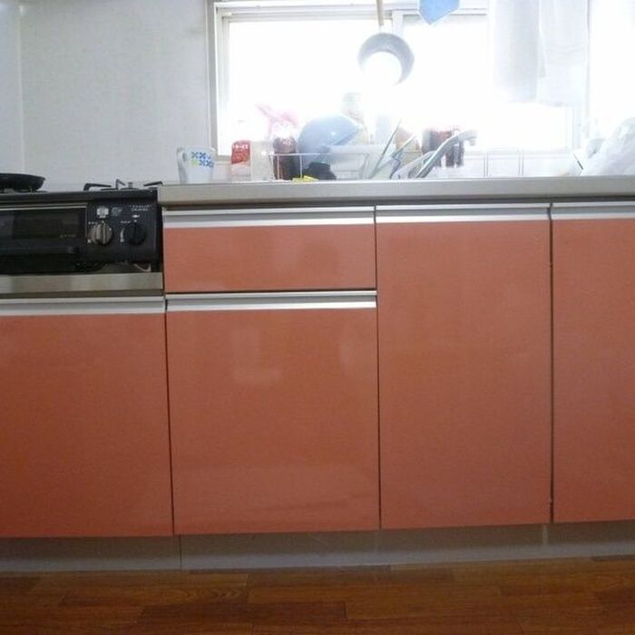 お洒落じゃない備え付けキッチンキャビネットをどうにかする