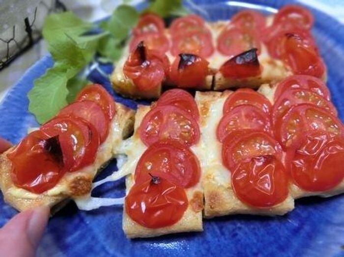 のせる順番を変えたらめちゃウマ♪ 油揚げでトマトピザ
