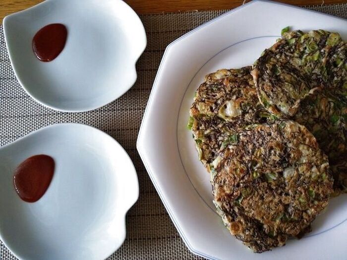 【もずく入りお好み焼き】をコチジャン酢で