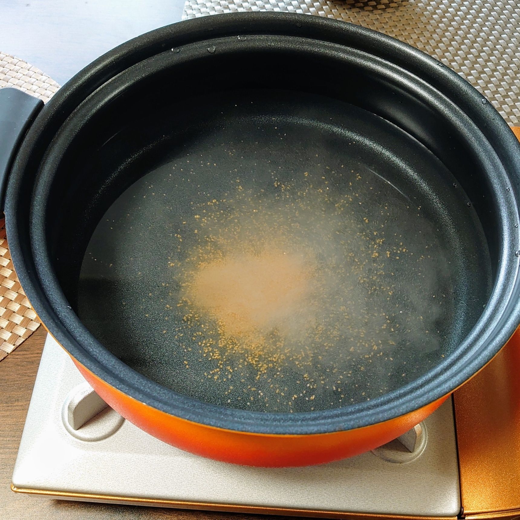 鍋に水と本だしを入れて、ひと煮立ち