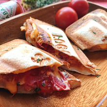 おうちでキャンプ気分♪チーズとトマトがとろけだす♪ホットサンドメーカー(サンドイッチ)(子どもの日)