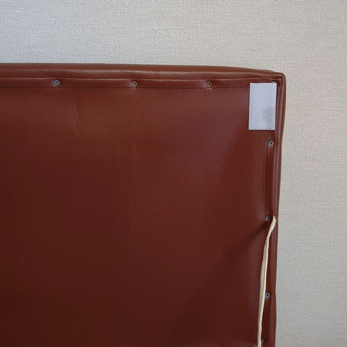 蓋を開けた状態の左右に貼ります