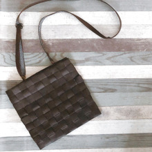 ダイソー合皮生地で縫わないサコッシュ。工作感覚で簡単に簡単に作れちゃう♪