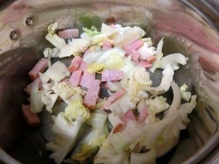 1.キャベツの芯とベーコンを炒める