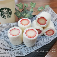 買ってきて巻くだけなんですけどね♡苺のロールサンドイッチ