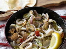 イカとアサリのねぎまみれアヒージョ