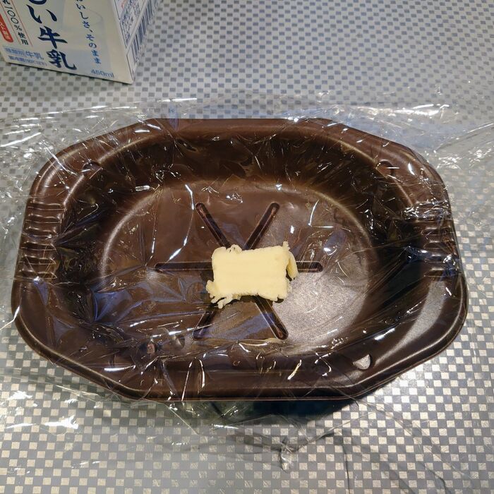 まずは、バターを適量入れて
