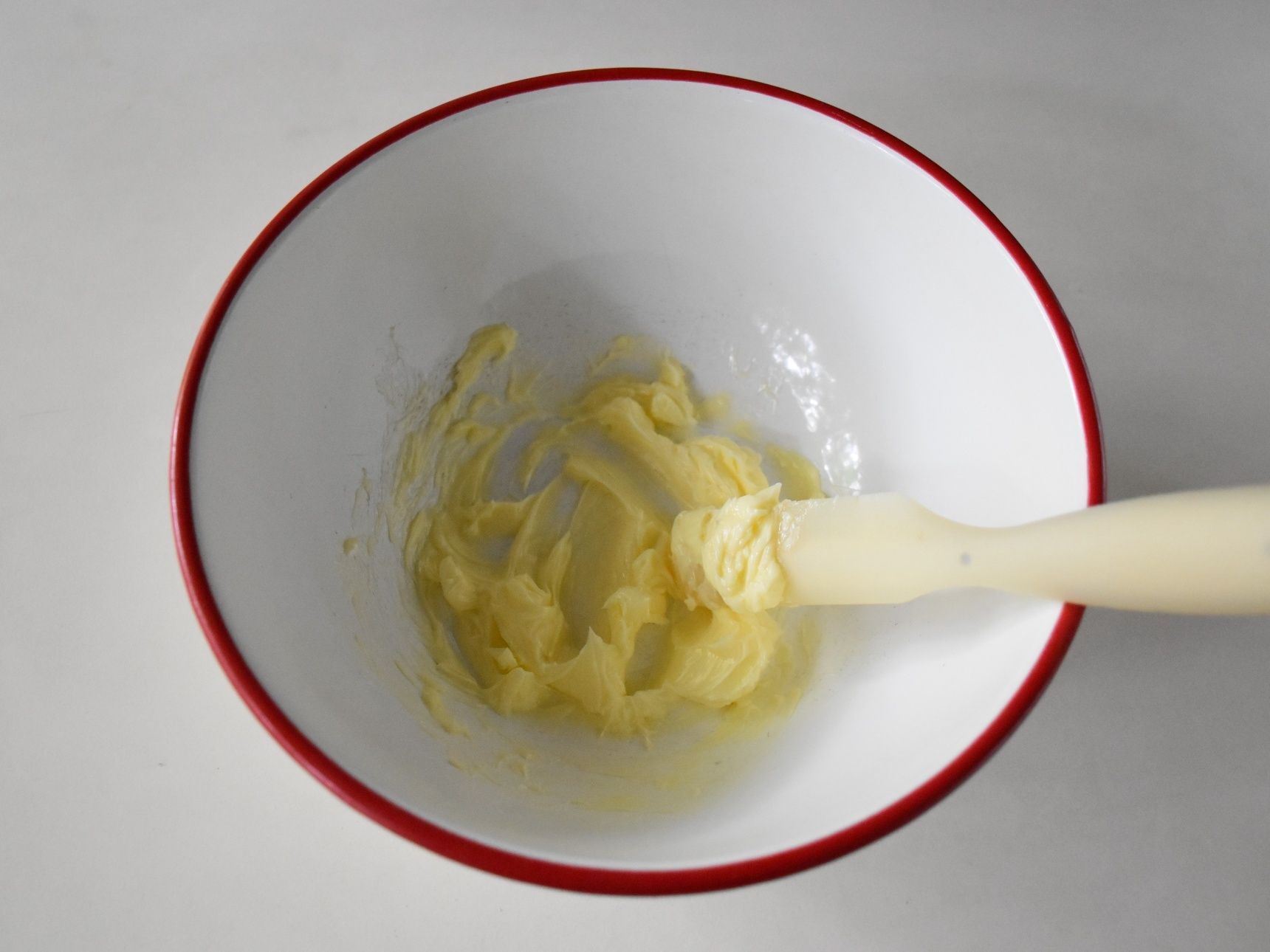 バターとグラニュー糖を混ぜ合わせます。