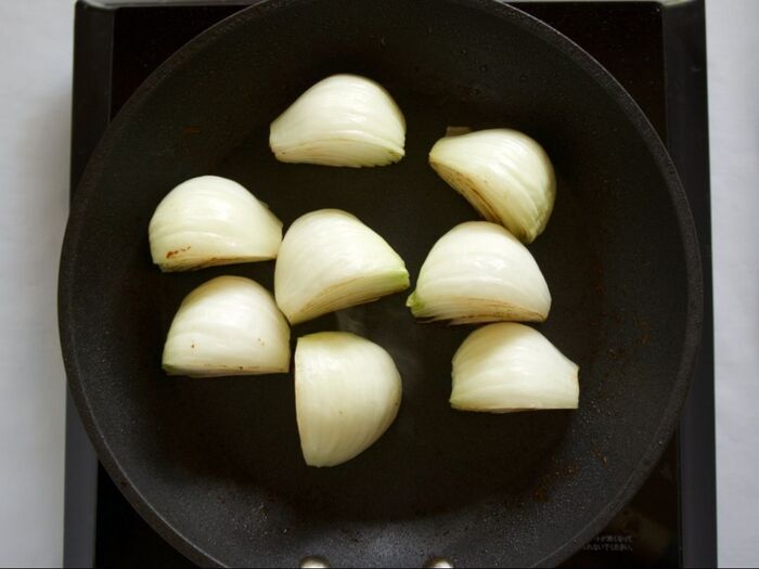 3 玉ねぎを焼きます。
